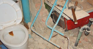 Профессиональный демонтаж перегородки ванной и туалета в Кирове - от 569 рублей